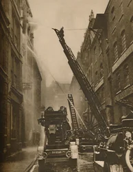 Comment la brigade des pompiers de Londres affronte son ennemi, vers 1935