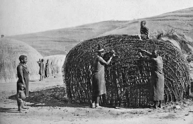 Construction de huttes au Zululand