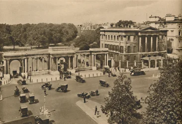 Hyde Park Corner avec la triple arche menant au parc royal montrant Apsley House, vers 1935