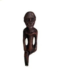 Idole sculptée dans un bois d