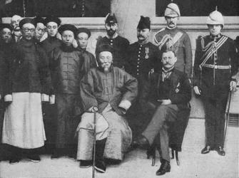 En Extrême Cathay - Un groupe intéressant à Hong Kong, pris avant que Li Hung ne parte pour Pékin, 1900