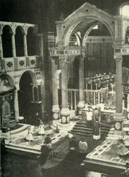 Dans la cathédrale de Westminster, vers 1948