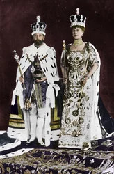 Au printemps 1910, le roi Édouard VII est mort, en mars 1911, le roi George V a été couronné, 1911, 1945