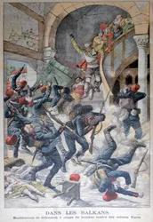 Dans les Balkans : Les Macédoniens se défendant avec des bombes contre les soldats turcs, 1903