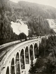 Dans la vallée de Semmering, Autriche. Un train de marchandises traversant le viaduc courbé de Gamperl, 1935-36