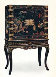 Cabinet laqué incisé
