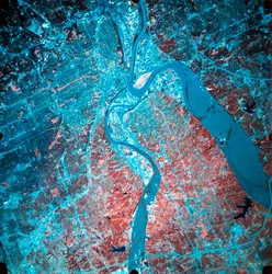 Photographie infrarouge de la confluence des rivières Missouri et Kansas, USA, 19 juillet 1993