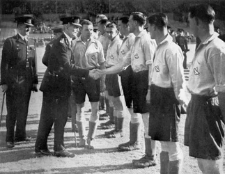 Présentations avant un match de football RAF contre Police Métropolitaine, Wembley, Londres, 1942