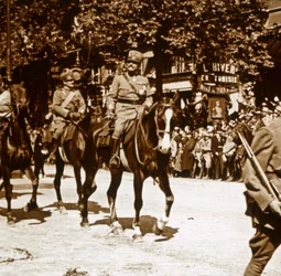 Officiers italiens lors du défilé de la victoire, 1918