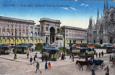 Italie, Milan : tramways sur la Piazza del Duomo et Arc de Triomphe entre la galerie Victor Emmanuel - Carte postale fin XIXe-XXe siècle