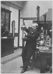 James Dewar, chimiste et physicien écossais dans son laboratoire, vers 1890