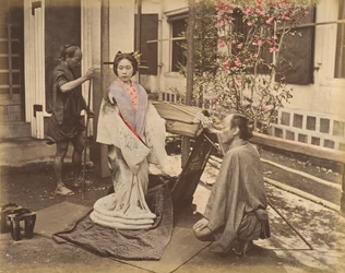 [Femme japonaise en tenue traditionnelle posant avec deux hommes]