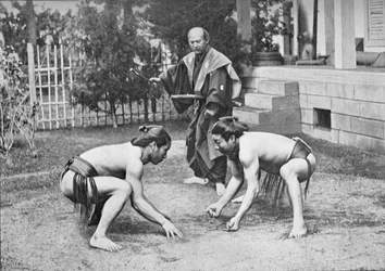 Lutteurs japonais prêts pour un combat, vers 1902, 1903