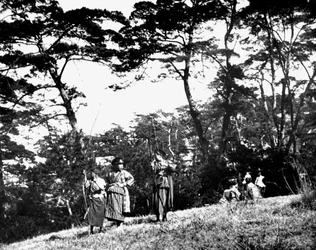 Enfants japonais jouant avec des arcs, Corée, 1900