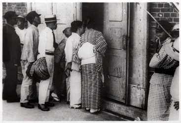 Foule japonaise regardant dans le hangar Zeppelin, Kasumigaura, Japon, 1929-1933