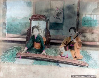 Musique japonaise : femmes jouant du Koto et du Samisen, Kobe, Japon