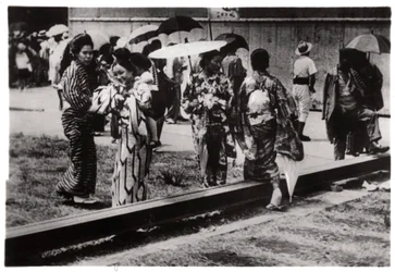 Femmes japonaises près du hangar Zeppelin, Kasumigaura, Japon, 1929-1933