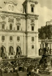 Jedermann joué devant la cathédrale de Salzbourg, Salzbourg, Autriche, vers 1935