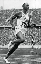 Jesse Owens à la fin du 100m aux Jeux Olympiques de Berlin, 1936