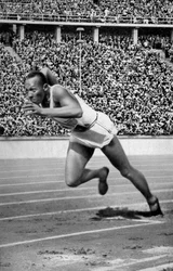 Jesse Owens au départ du 200 mètres aux Jeux Olympiques de Berlin, 1936