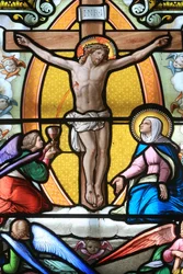 Jésus-Christ sur la croix. Vitrail. Sanctuaire de Notre-Dame de la Salette, La Salette-Fallavaux, France