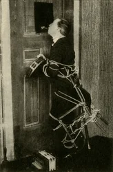 John Nevil Maskelyne réalise une illusion de cabinet spirite, vers 1910