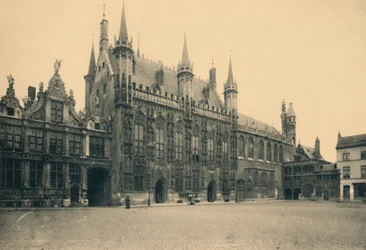 Palais de justice, hôtel de ville et chapelle du Saint-Sang, vers 1910