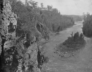 Rivière Kaministiquia, en dessous des chutes Kakabeka, c1897