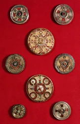 Broches circulaires ornées de bijoux, anglo-saxonnes, vers 600-650