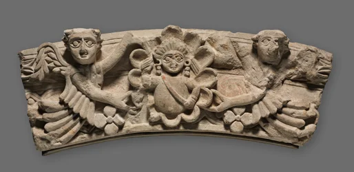 Clef de voûte : Buste féminin dans un médaillon soutenu par des anges, 400s