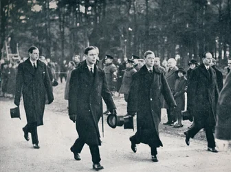 Le roi Édouard VIII et ses trois frères suivent le chariot funèbre, 1936