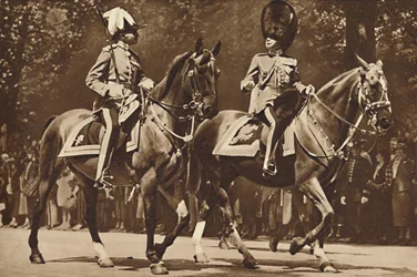 Le roi Édouard à la tête de la brigade des gardes, se tourne, imperturbable, pour s