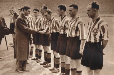 Le roi George VI et la reine Elizabeth assistent à la finale de la coupe de football, 1937