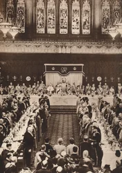 Le roi George VI et la reine Elizabeth assistant à un déjeuner pour célébrer le couronnement, 1937