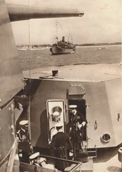 Le roi George VI dans la tourelle de canon du H.M.S Southampton, 1937