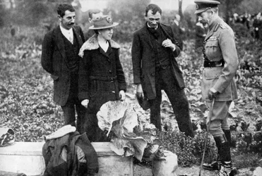 Le roi George V admirant les jardins ouvriers sur Clapham Common, Londres, vers 1910-1920, 1936