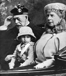 Le roi George V et la reine Mary avec la princesse Margaret allant à l