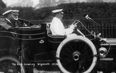 Le roi George V quittant Weymouth, Dorset, en voiture, 11 mars 1912