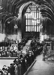 Le roi George V en chapelle ardente dans Westminster Hall, Londres, janvier 1936