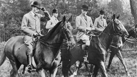 Le roi George V chevauchant dans le parc de Windsor avec ses fils, c1930s