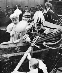 Le roi George V touche l
