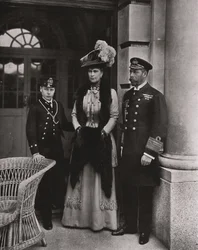 Le roi George et la reine Mary avec leur fils le prince Edward, mai 1910
