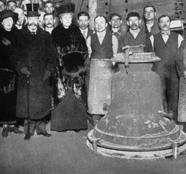 Le roi George avec la cloche de la Victoire pour l
