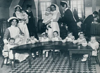 Crèche de Kingsway Hall pour les enfants dont les pères sont à la guerre et les mères travaillent, 1914