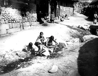 Enfants coréens dans la rue, Nam San, Corée, 1900