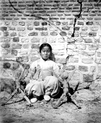 Fille coréenne avec des poupées, 1900