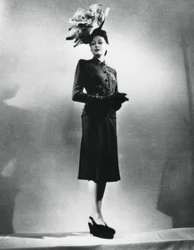 La femme chic, tenue du créateur de mode français Jacques Fath, Paris