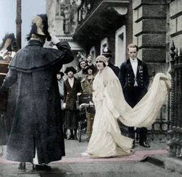 Lady Elizabeth Bowes-Lyon en route pour se marier à l