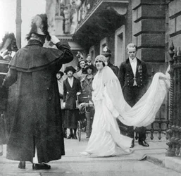 Lady Elizabeth Bowes-Lyon en route pour se marier à l
