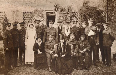 Lady Elizabeth avec la comtesse de Strathmore et des soldats blessés en convalescence, 1916